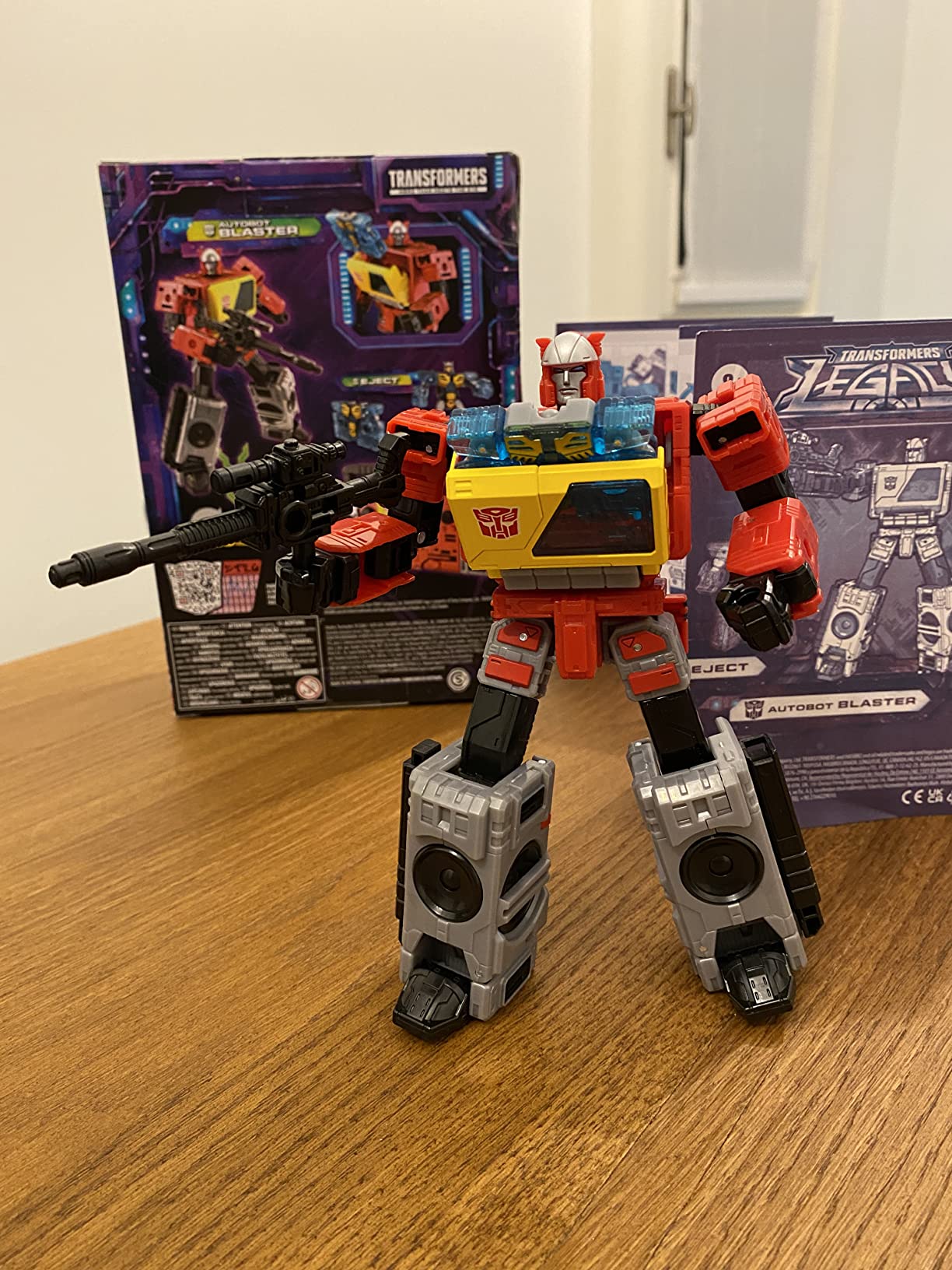 Transformers Legacy Voyager Autobot Blaster Eject action figure 17,5 cm