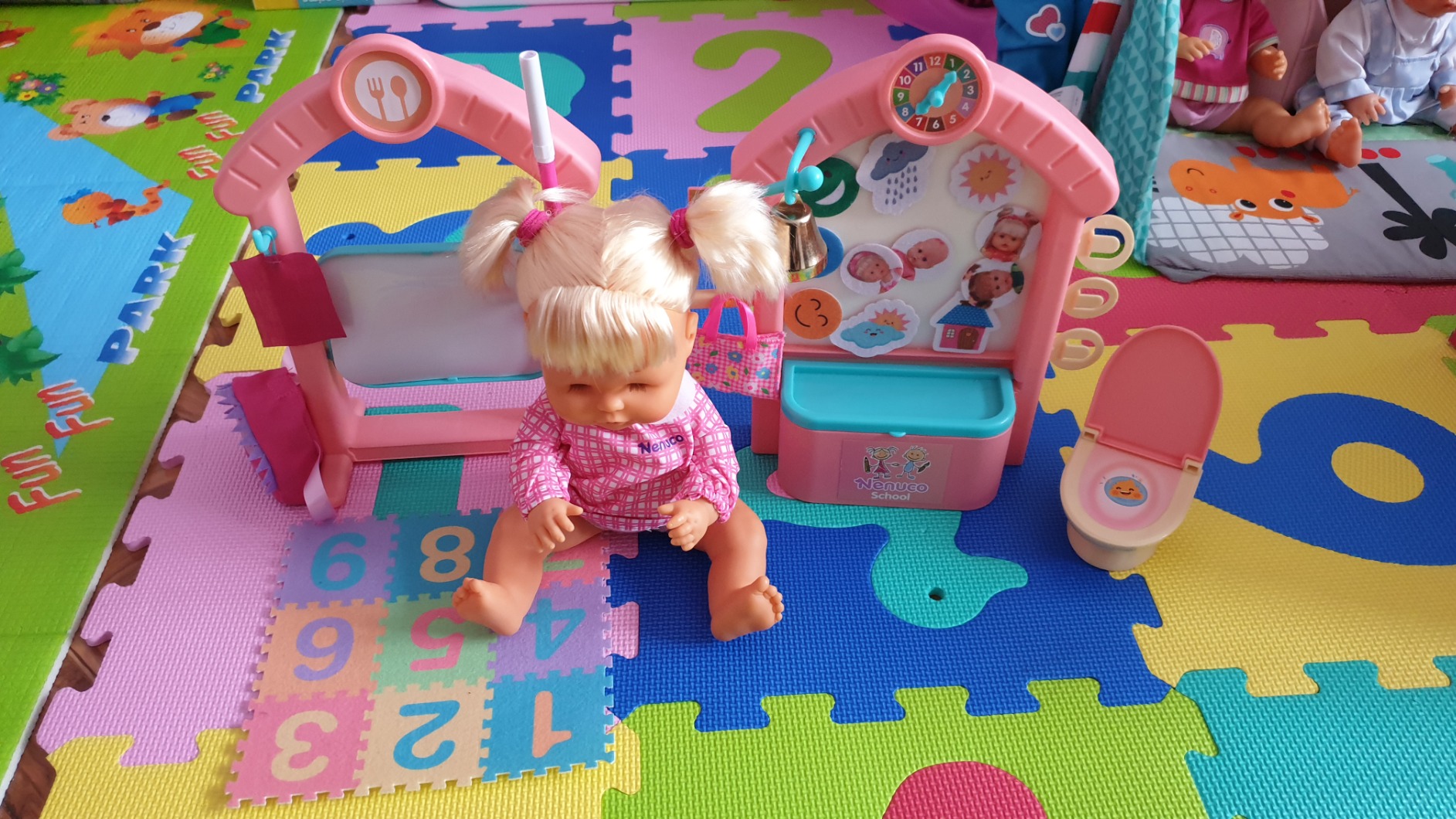 Nenuco Playset Asilo Nursery bambola 35cm con accessori scuola