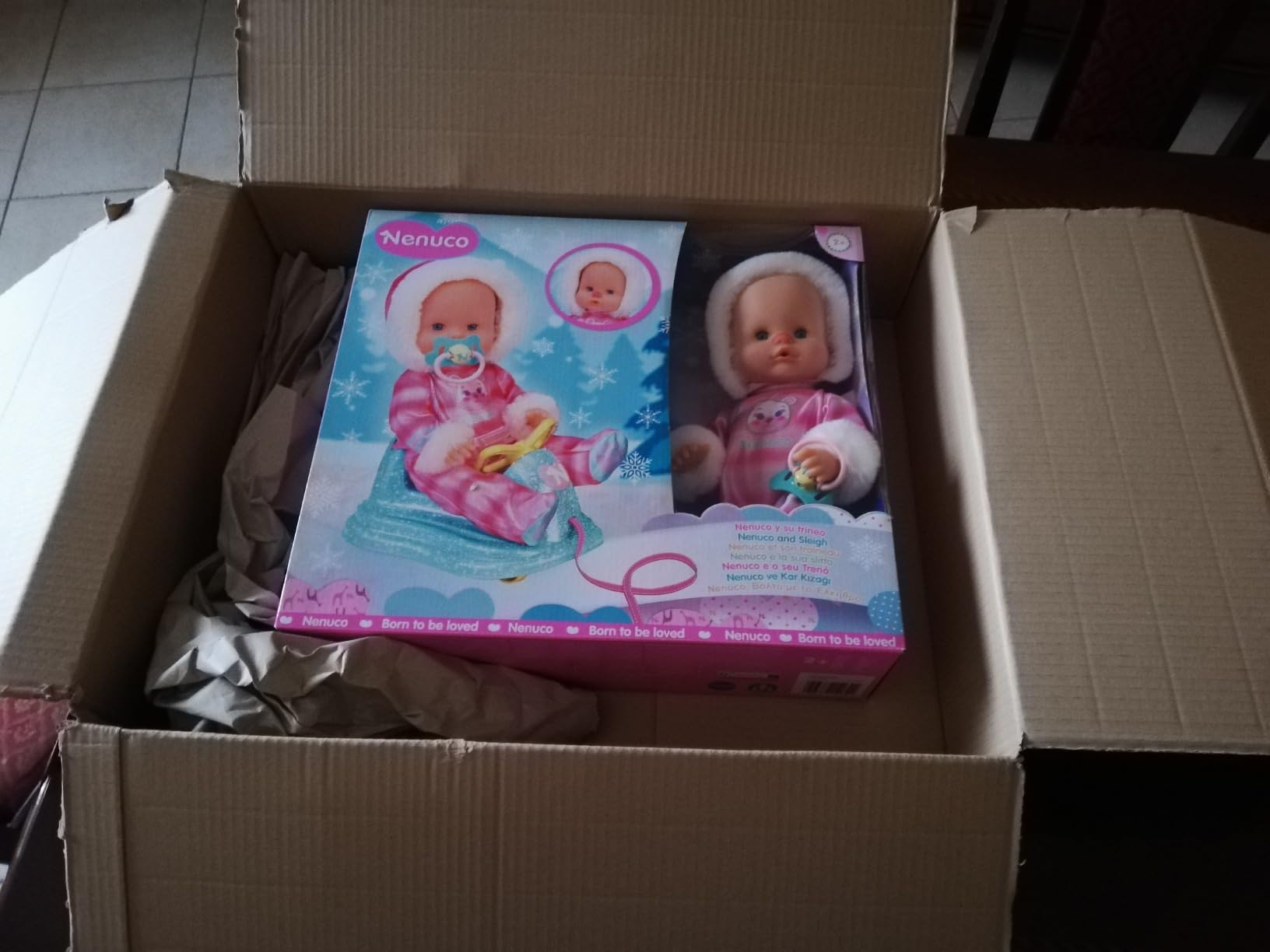 Nenuco Bambole NFN59000 bambola 35 cm con slitta rosa