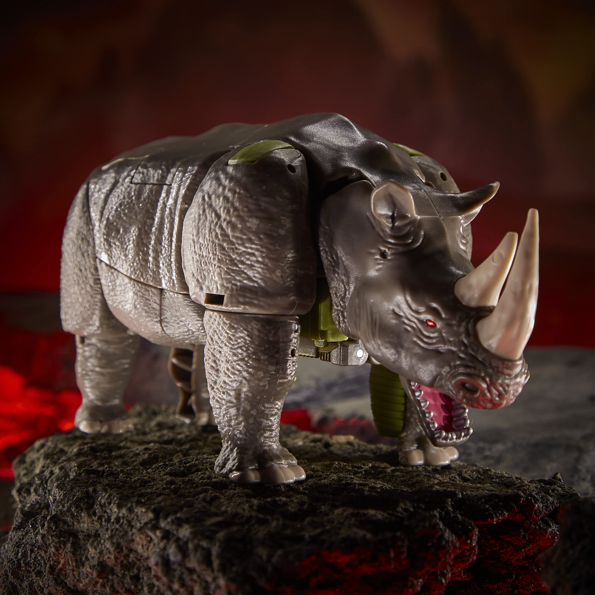 Transformers Kingdom Rhinox action figure Voyager 17,8 cm