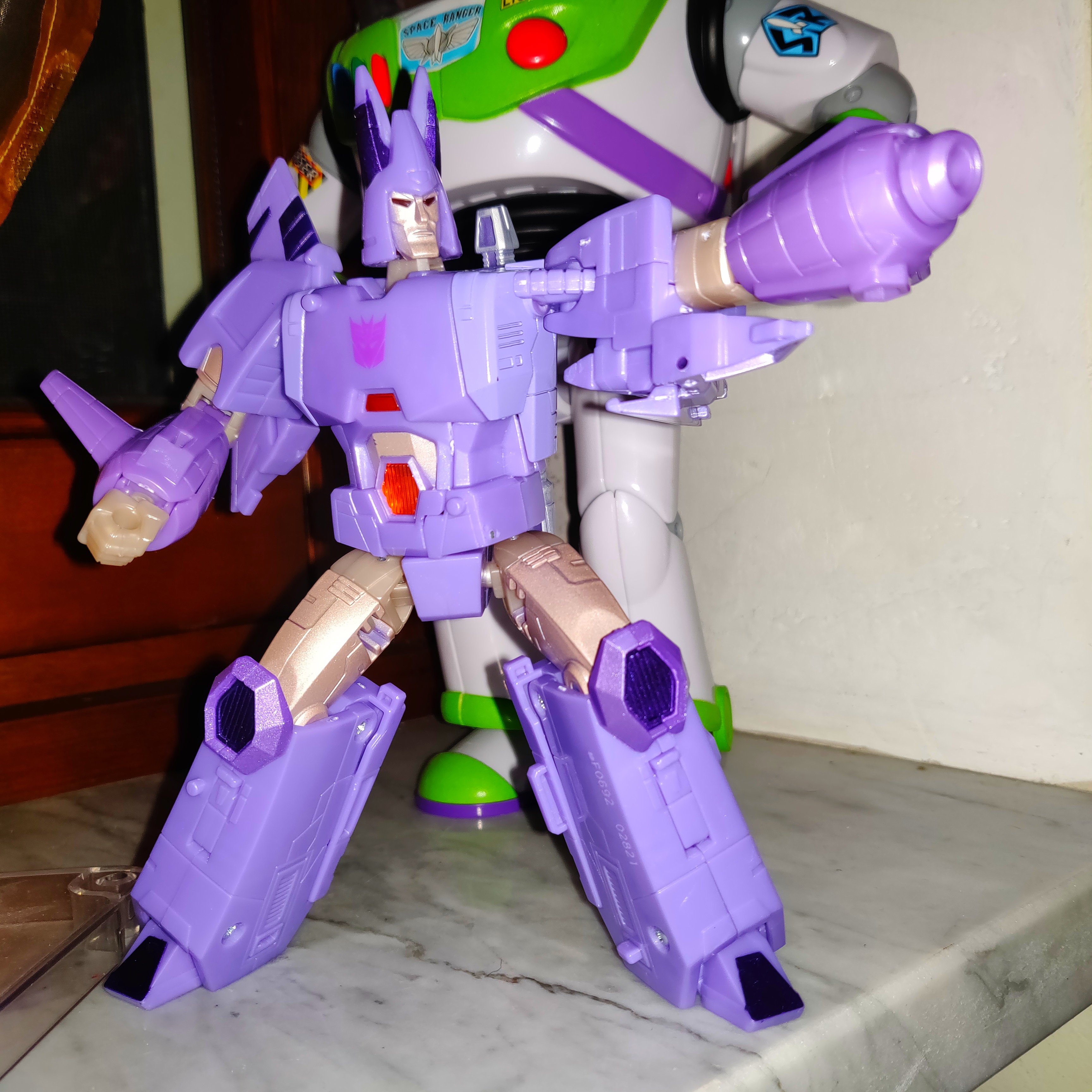 Transformers Kingdom Cyclonus WFC-K9 Voyager Action Figure 17cm
