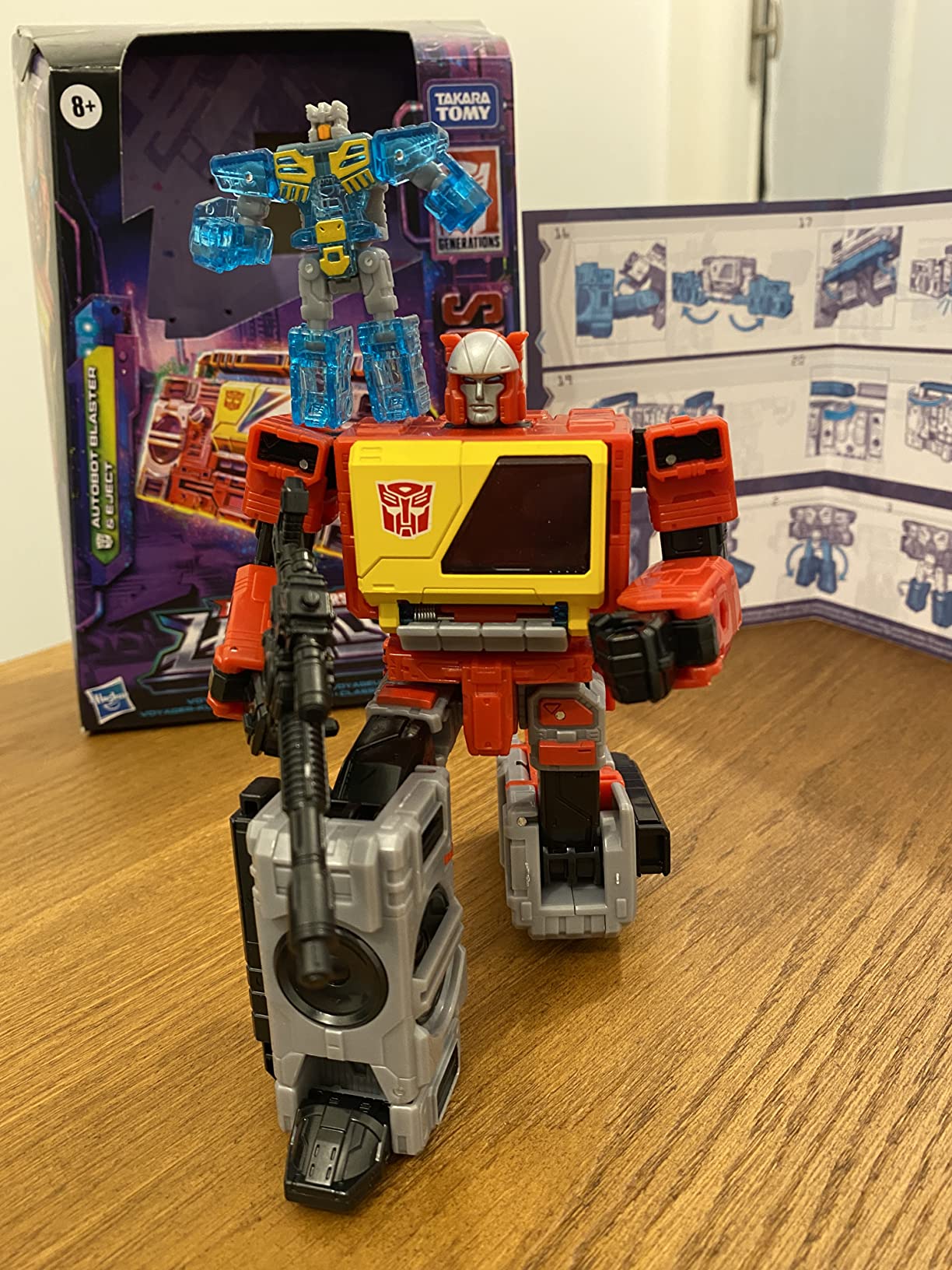 Transformers Legacy Voyager Autobot Blaster Eject action figure 17,5 cm