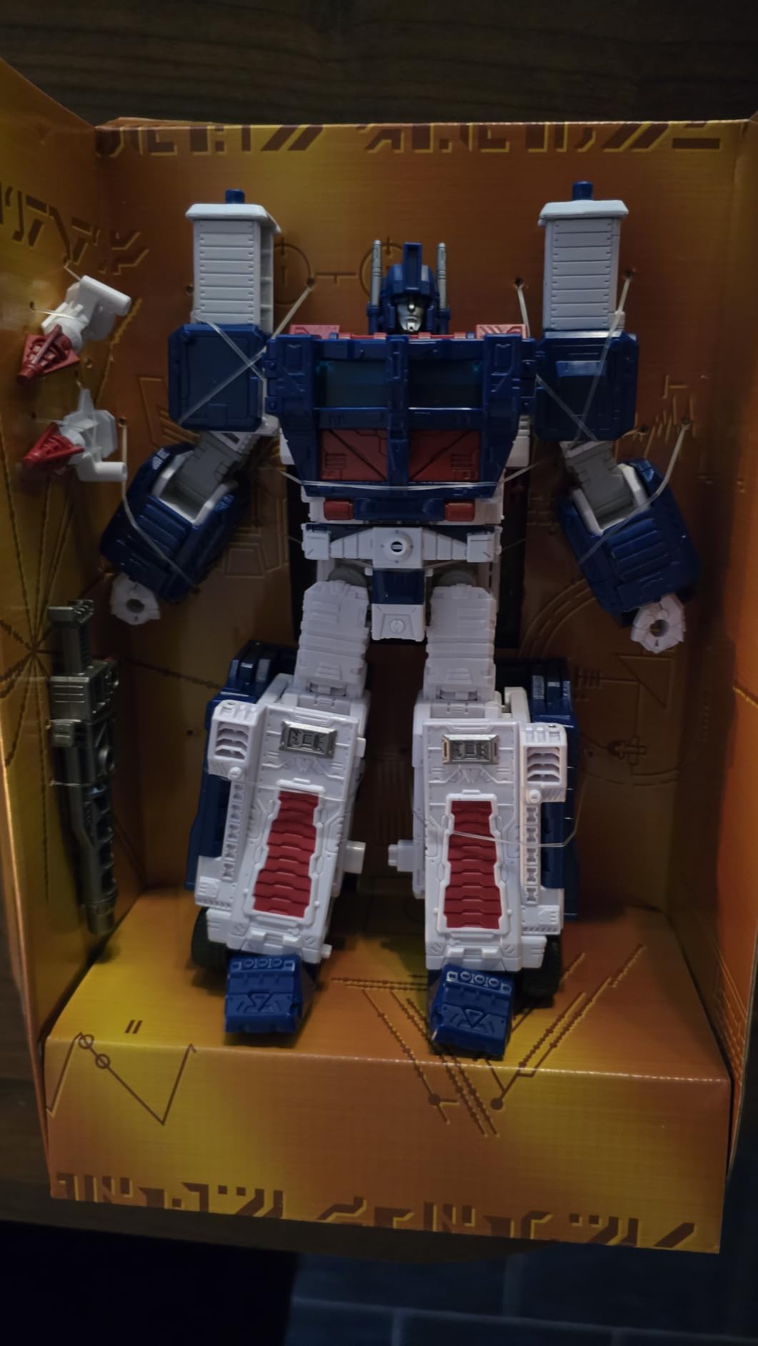 Transformers Kingdom WFC-K20 Ultra Magnus action figure 19 cm