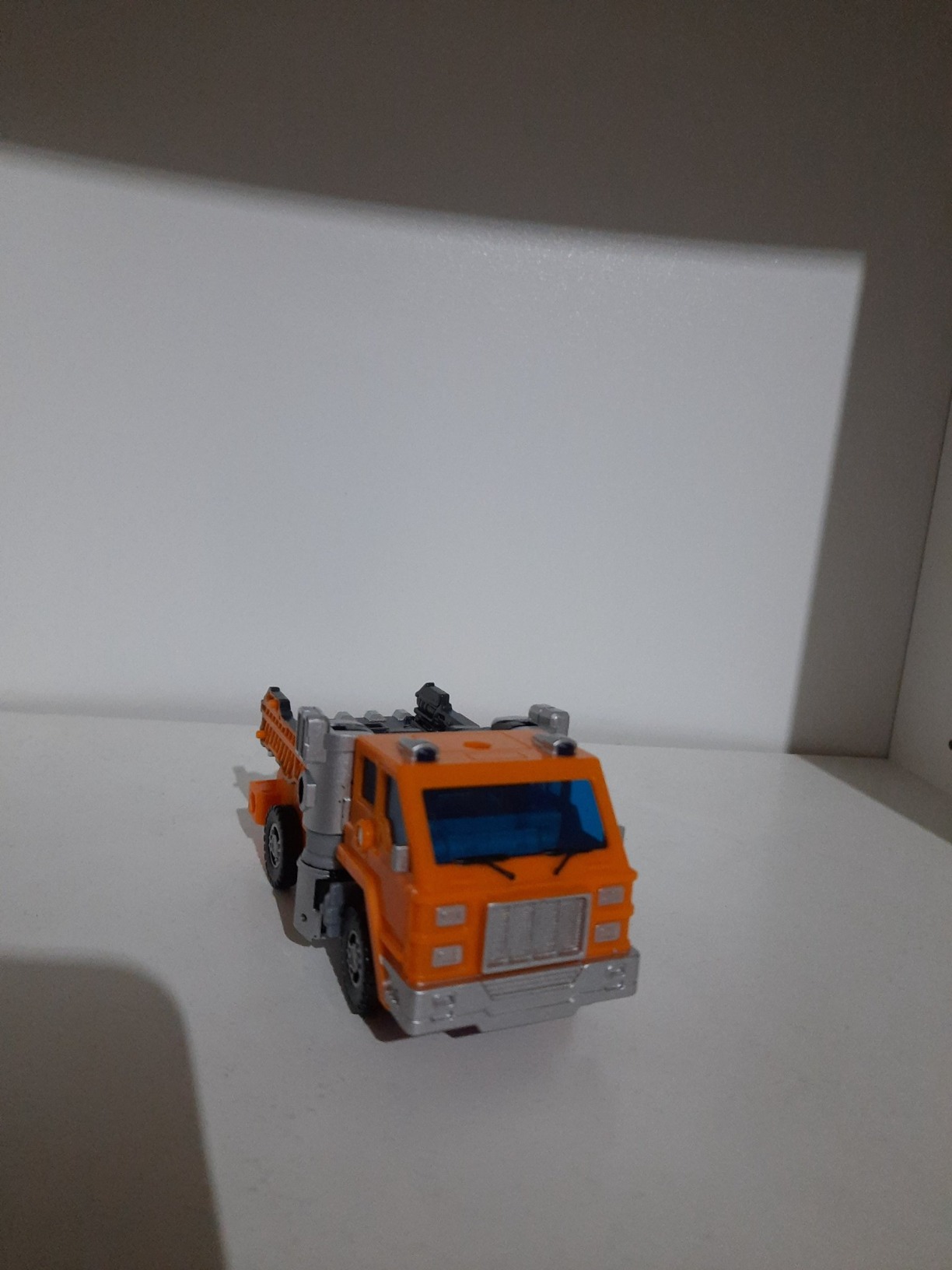 Transformers Kingdom WFC-K16 Huffer action figure 14 cm