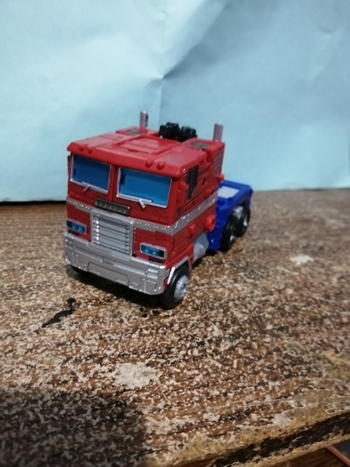 Transformers Kingdom Optimus Prime WFC-K11 Core action figure camion