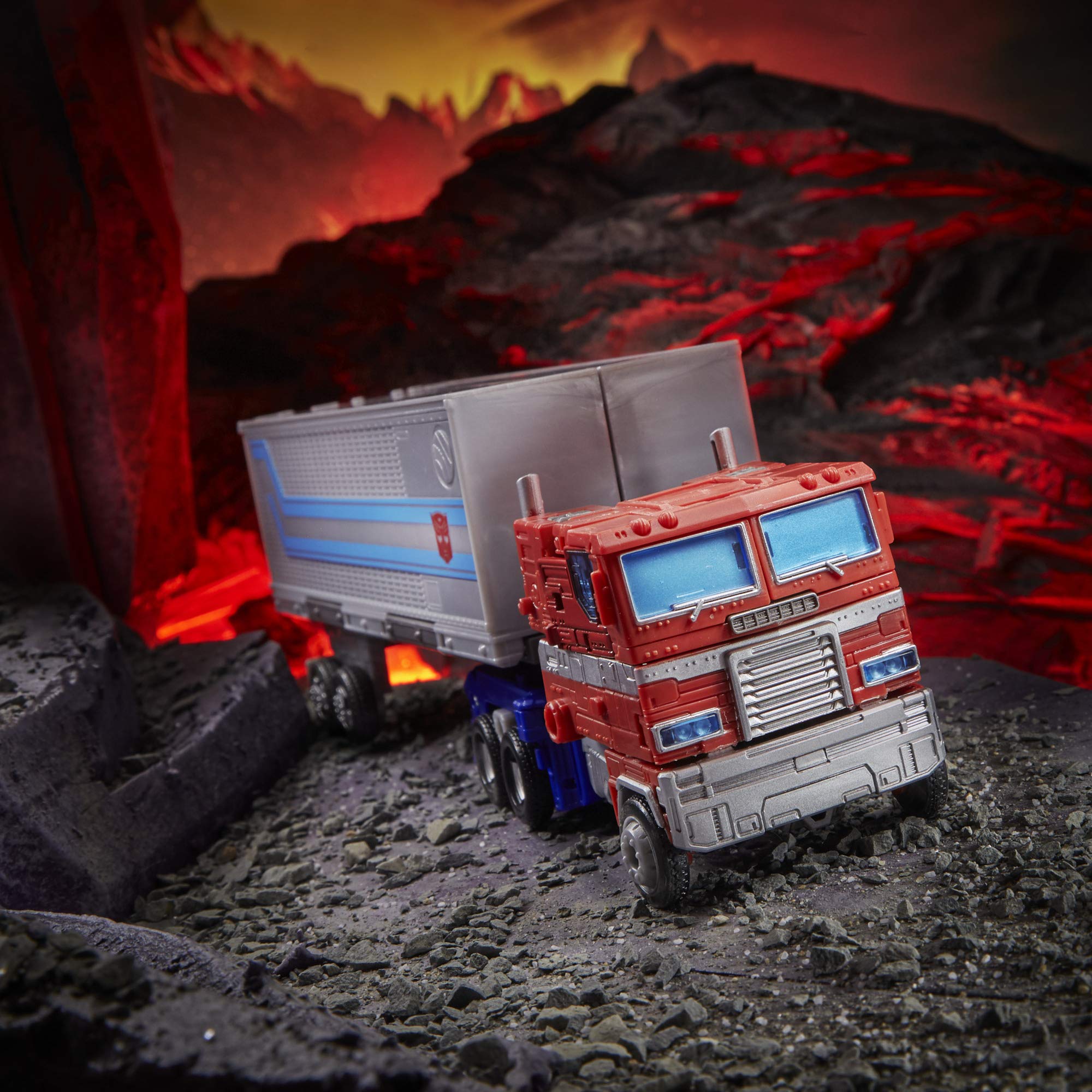 Transformers Kingdom Optimus Prime WFC-K11 Core action figure camion