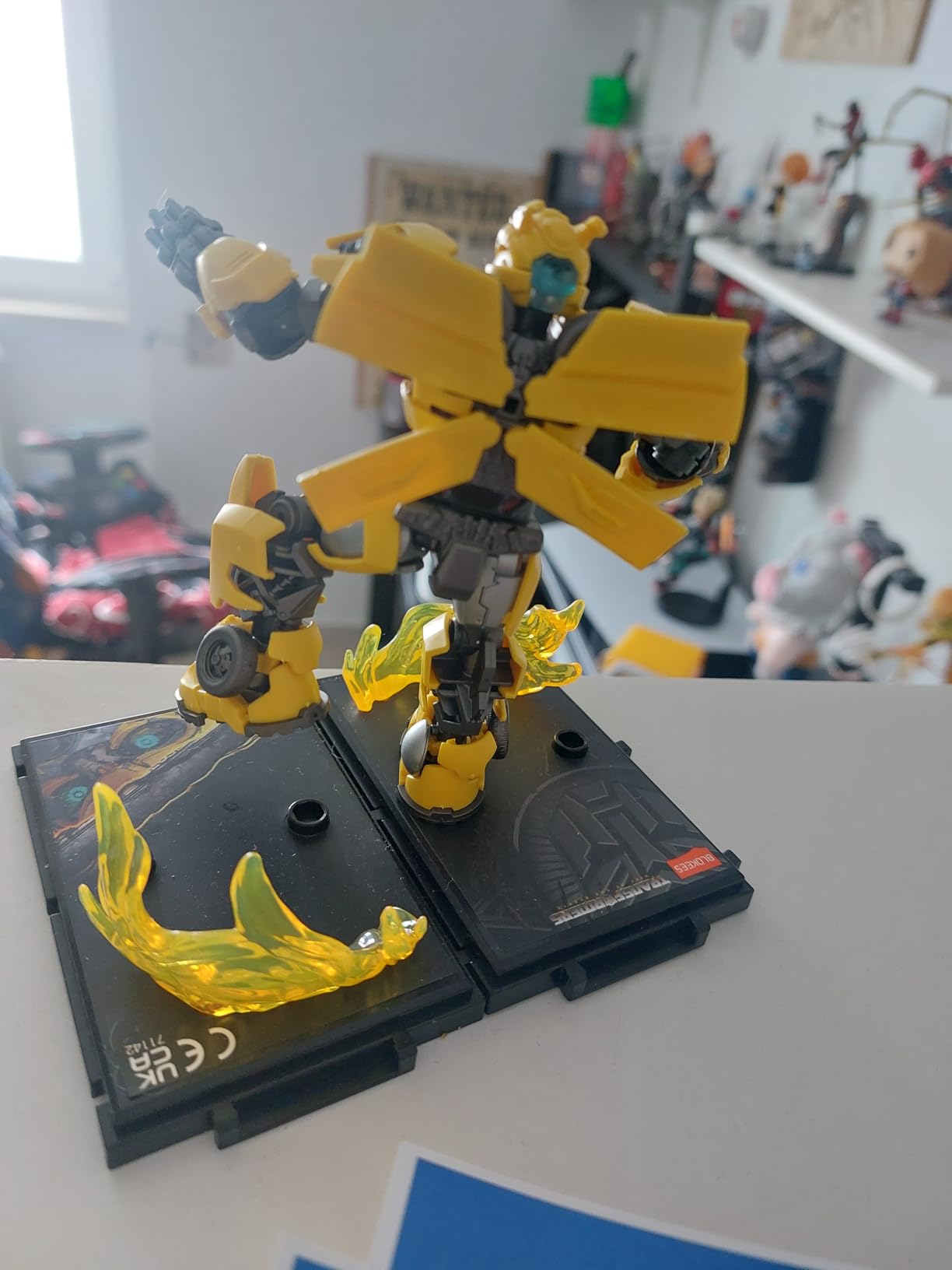 Transformers Blokees Classic 02 Bumblebee model kit da costruire