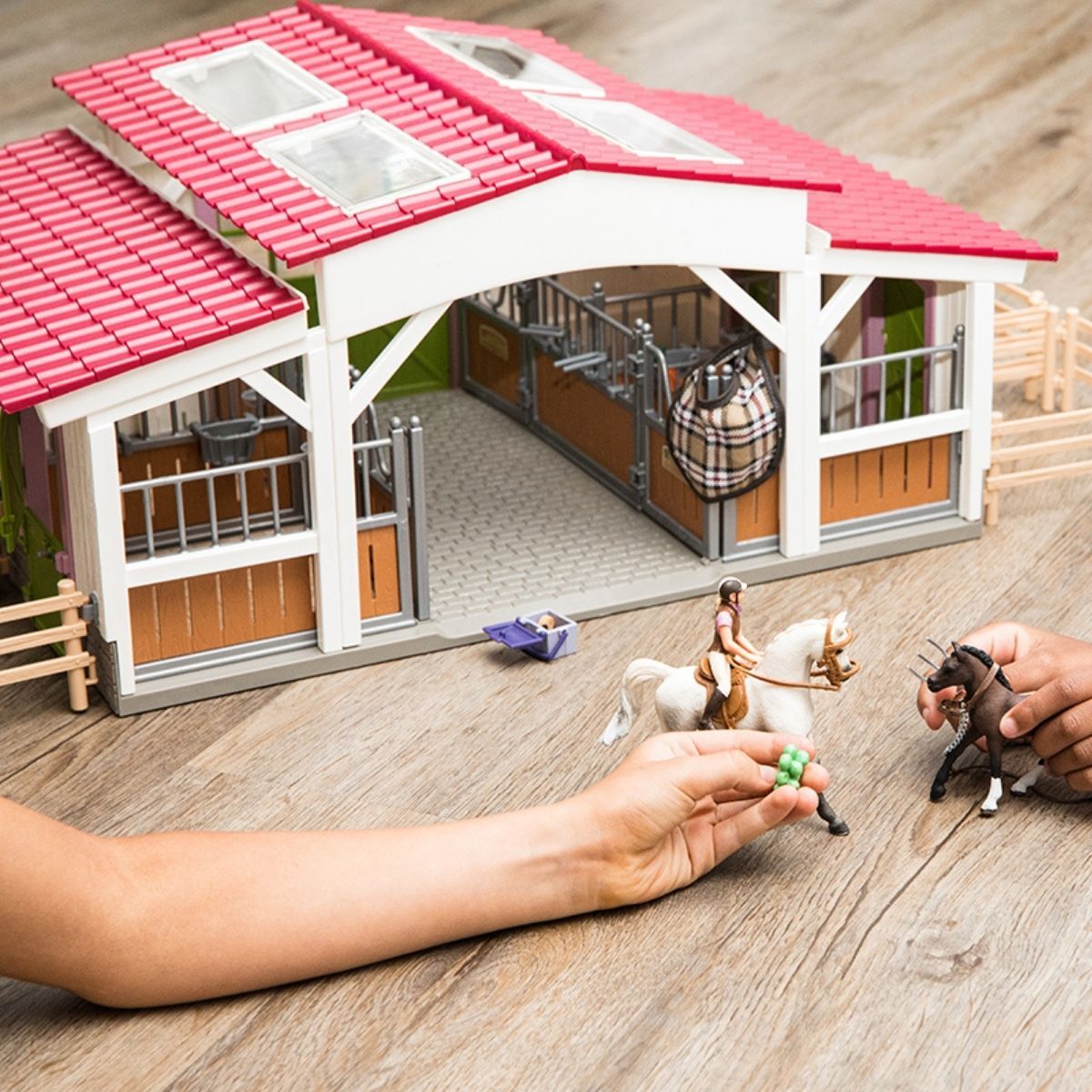 Schleich Horse Club Centro Ippico con Cavalli Playset 42344