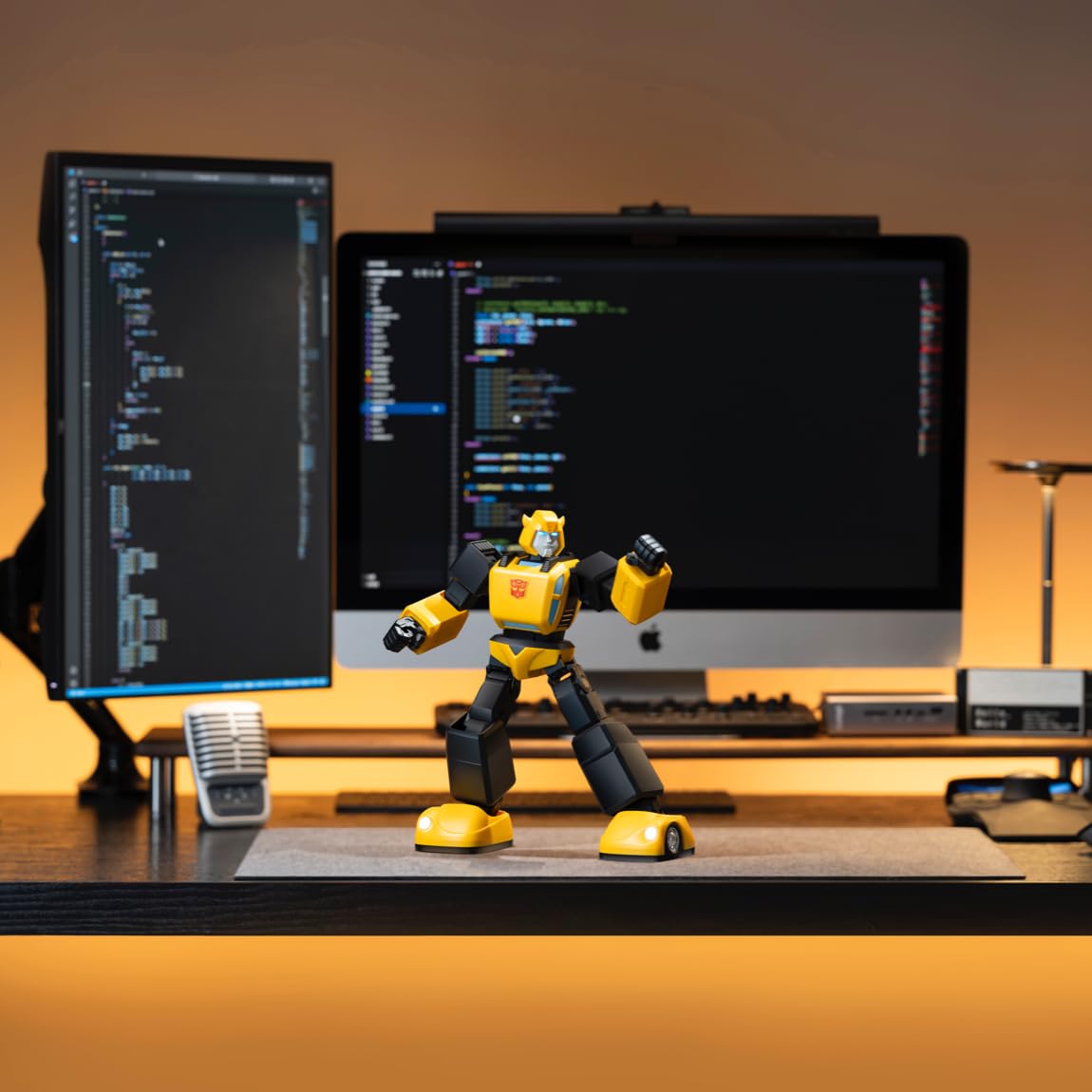 Transformers G1 Bumblebee robot interattivo giallo con luci LED