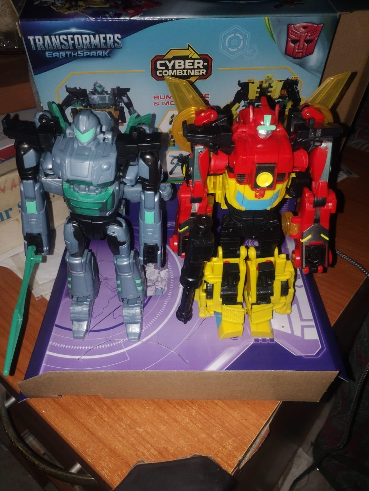 Transformers EarthSpark Bumblebee Mo Malto action figure 12,5 cm auto