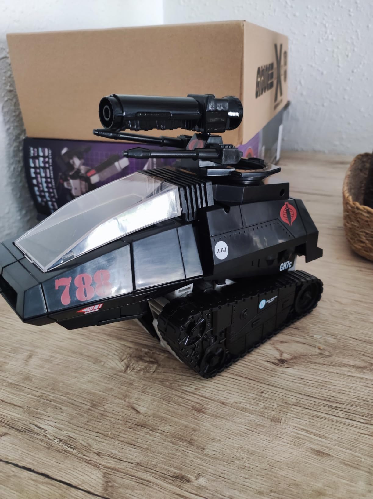 Transformers Generations Megatron H.I.S.S. Tank con Baronessa