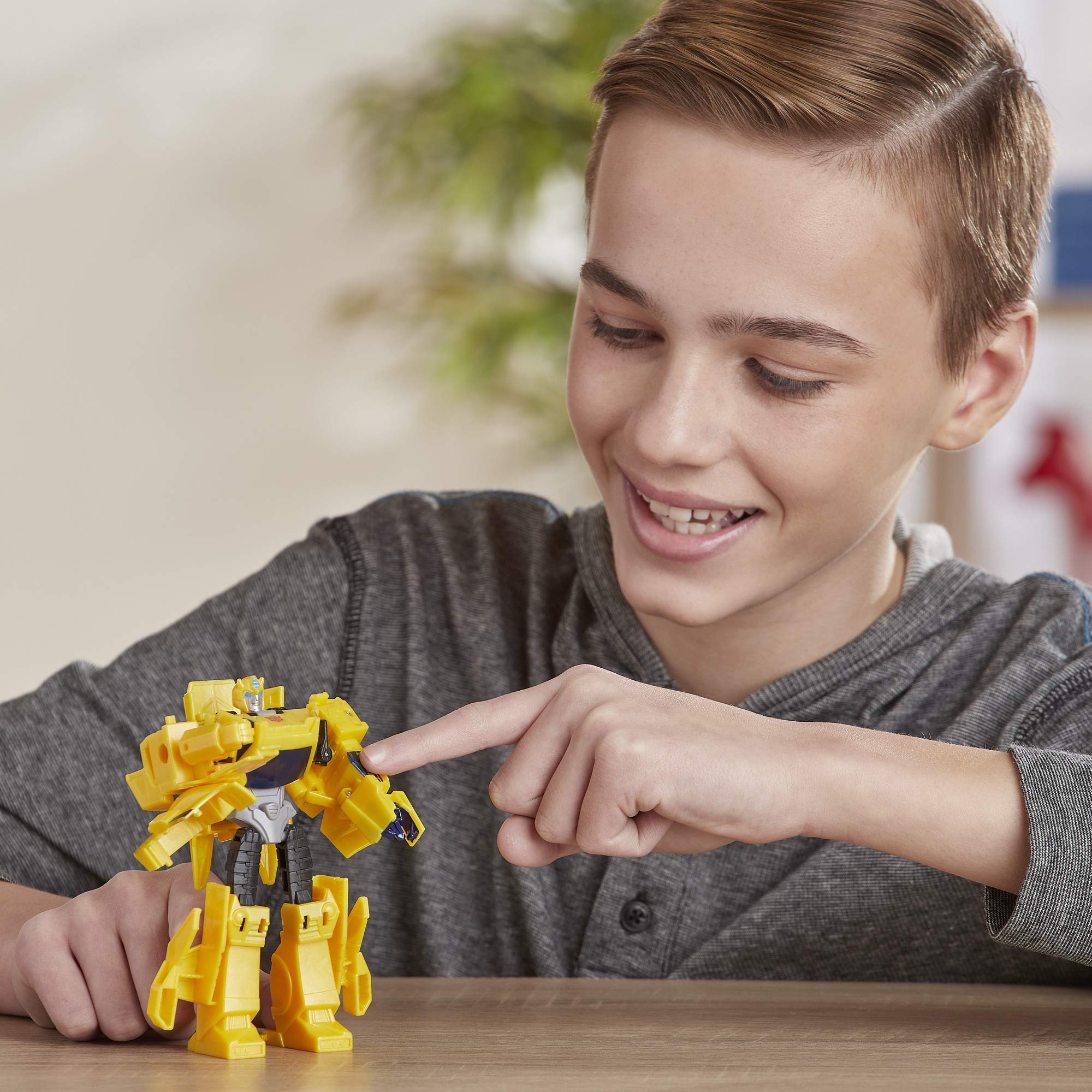 Transformers Cyberverse Bumblebee action figure 13,7 cm Sting Shot