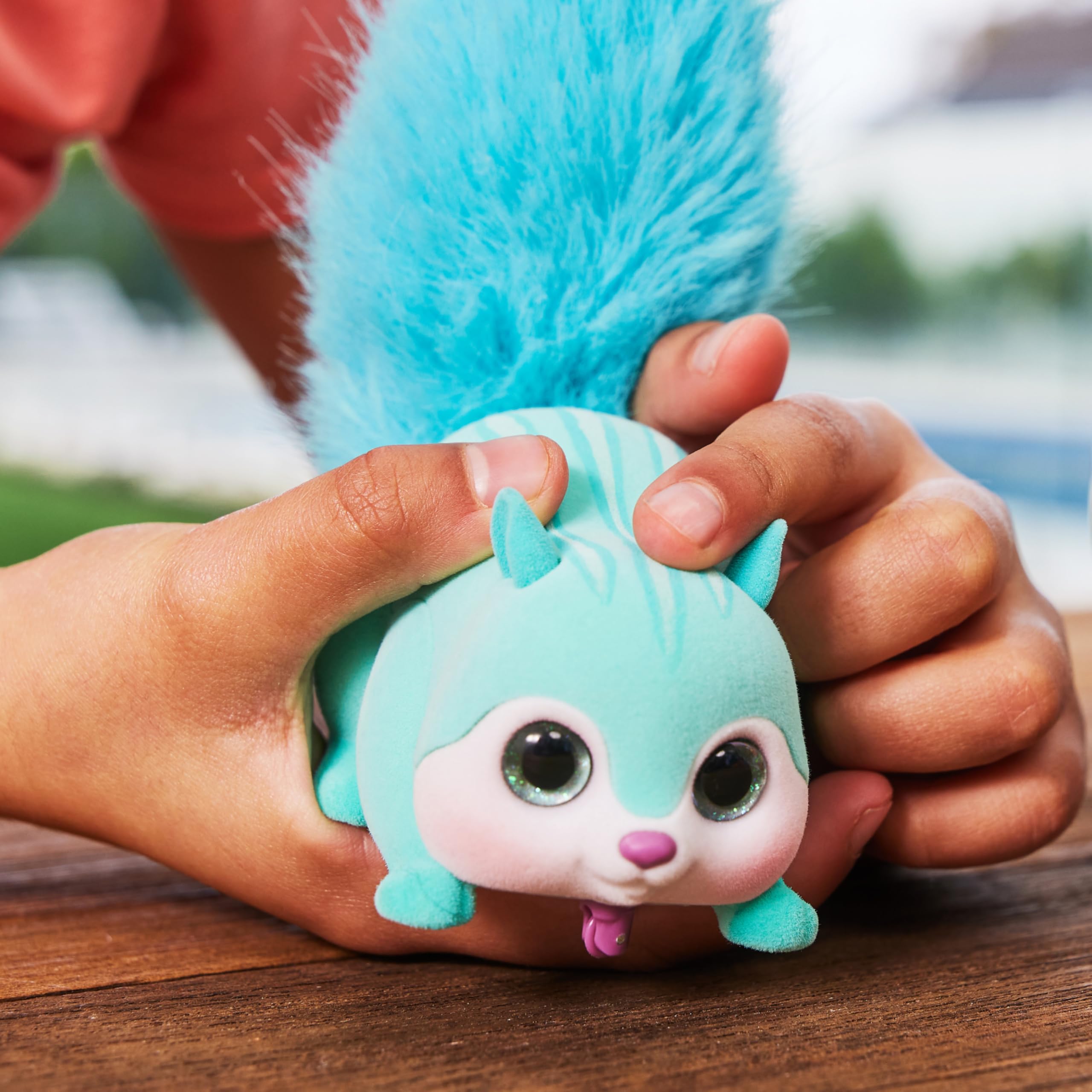 Pets Alive Scurry'n Squirrel peluche interattivo blu con movimento