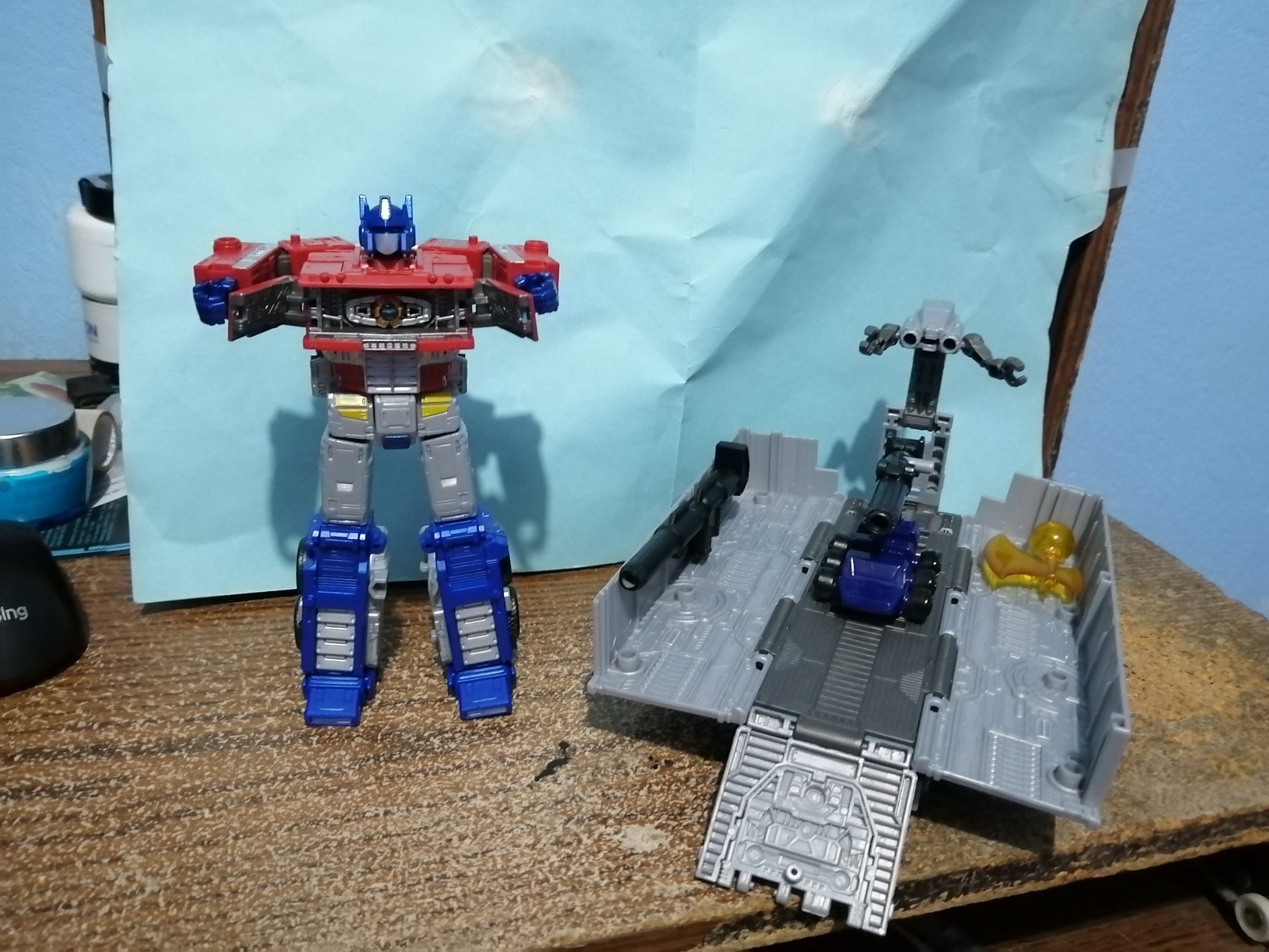 Transformers Kingdom Optimus Prime WFC-K11 Core action figure camion