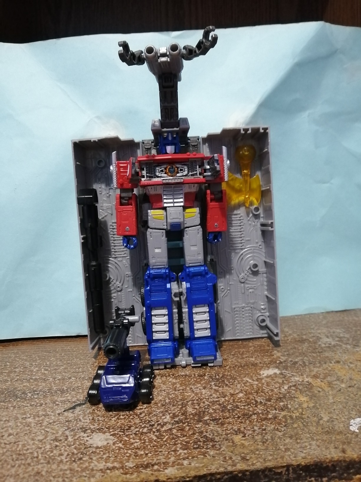 Transformers Kingdom Optimus Prime WFC-K11 Core action figure camion