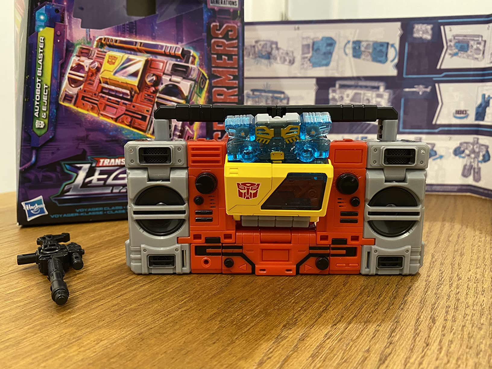 Transformers Legacy Voyager Autobot Blaster Eject action figure 17,5 cm