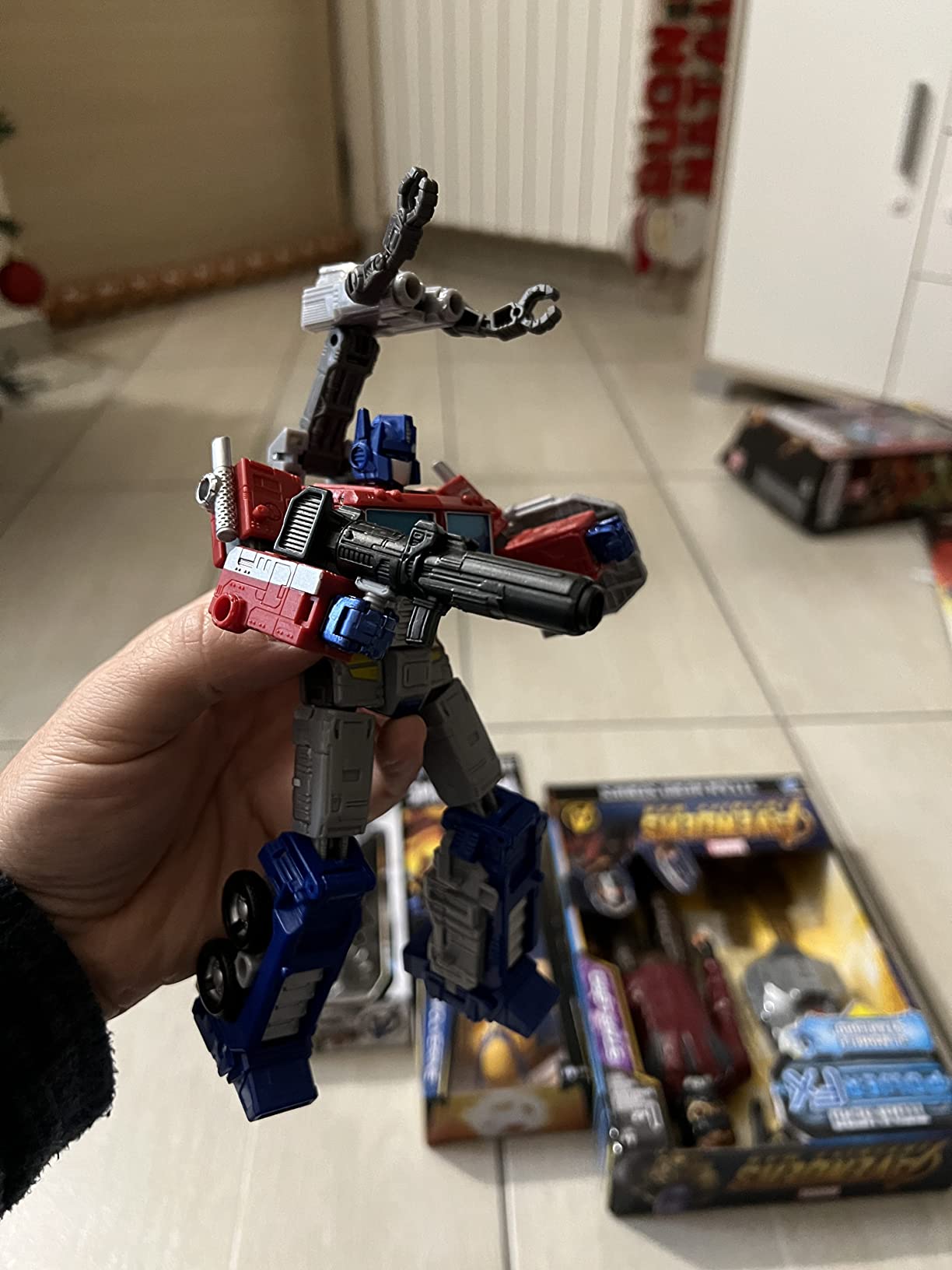 Transformers Kingdom Optimus Prime WFC-K11 Core action figure camion