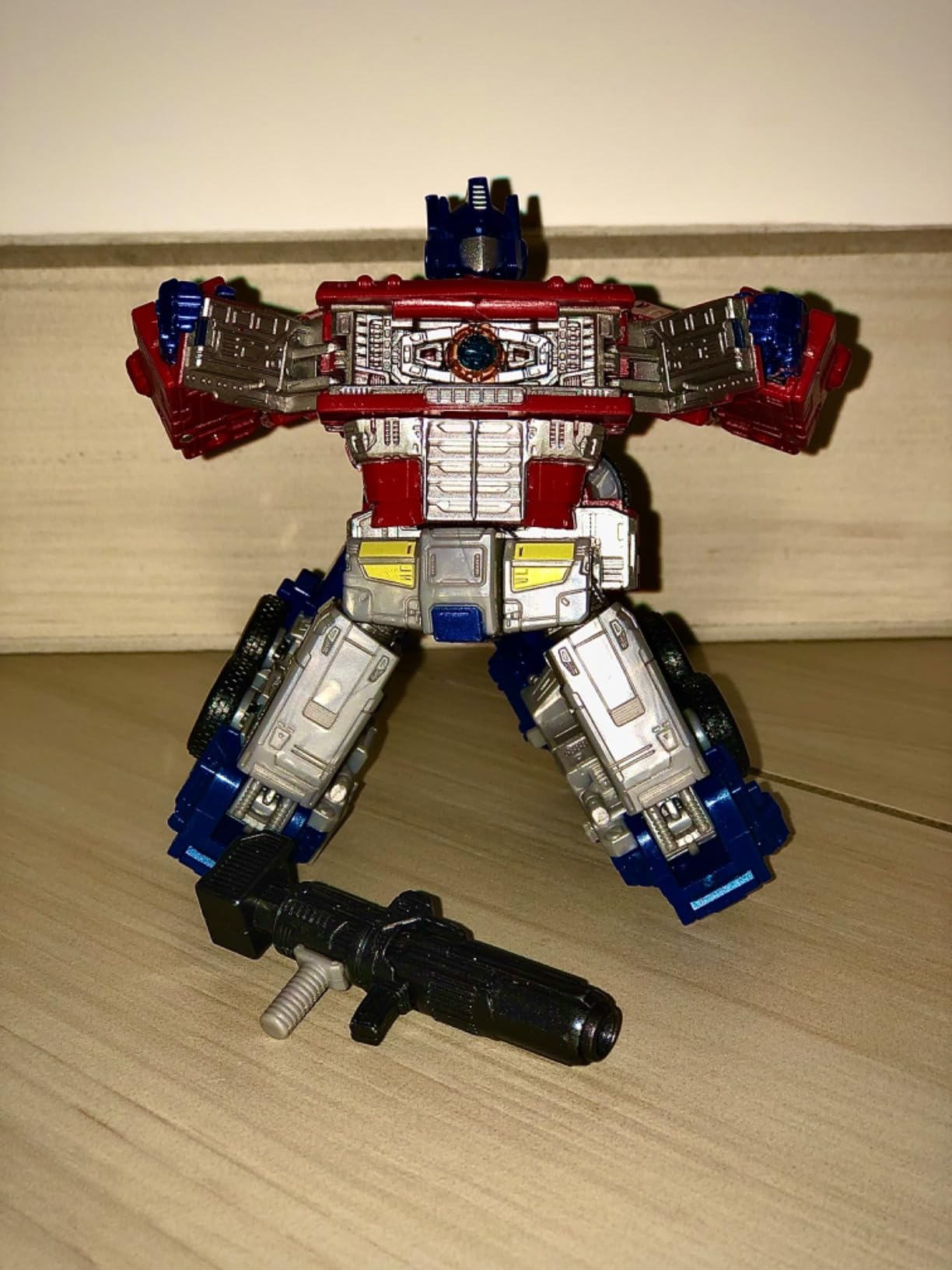 Transformers Kingdom Optimus Prime WFC-K11 Core action figure camion