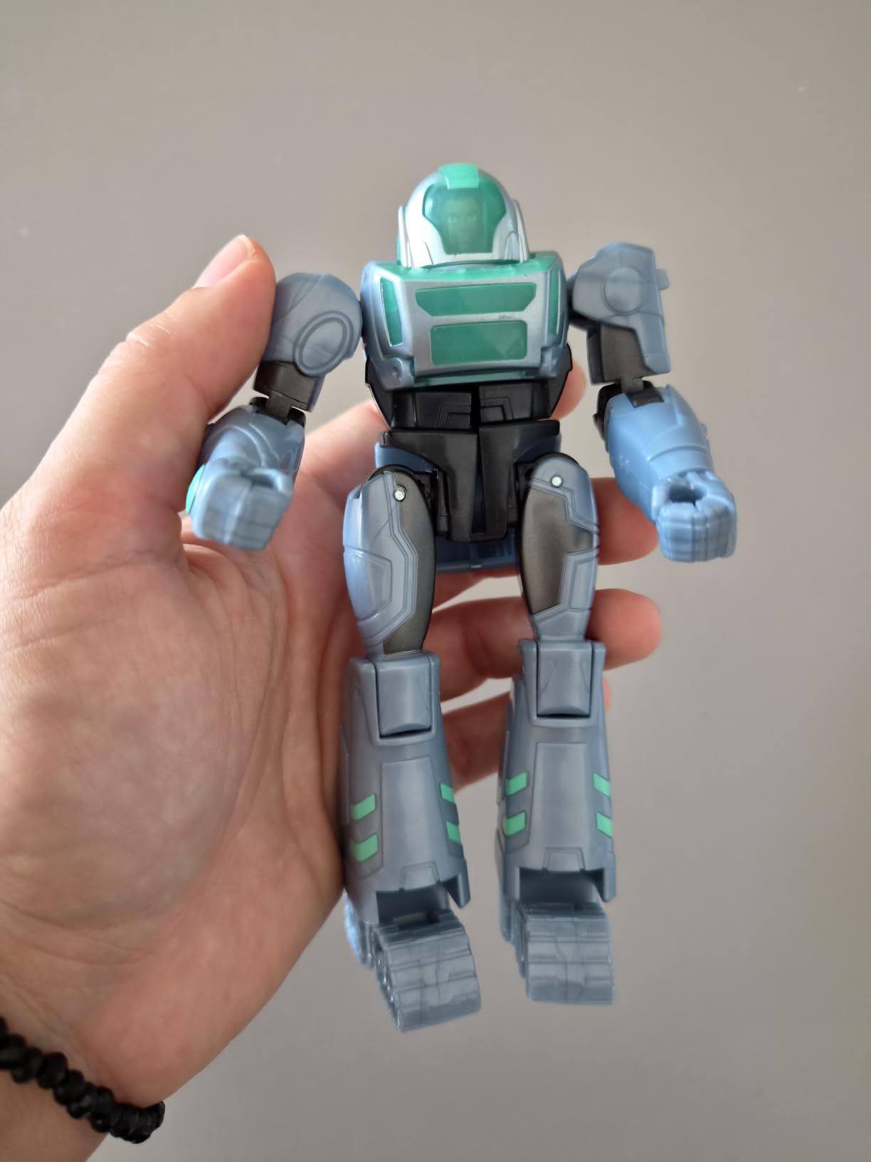 Transformers EarthSpark Bumblebee Mo Malto action figure 12,5 cm auto