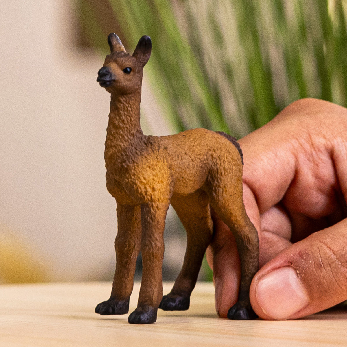 Schleich Farm World 14890 Cucciolo di Lama Figura Marrone