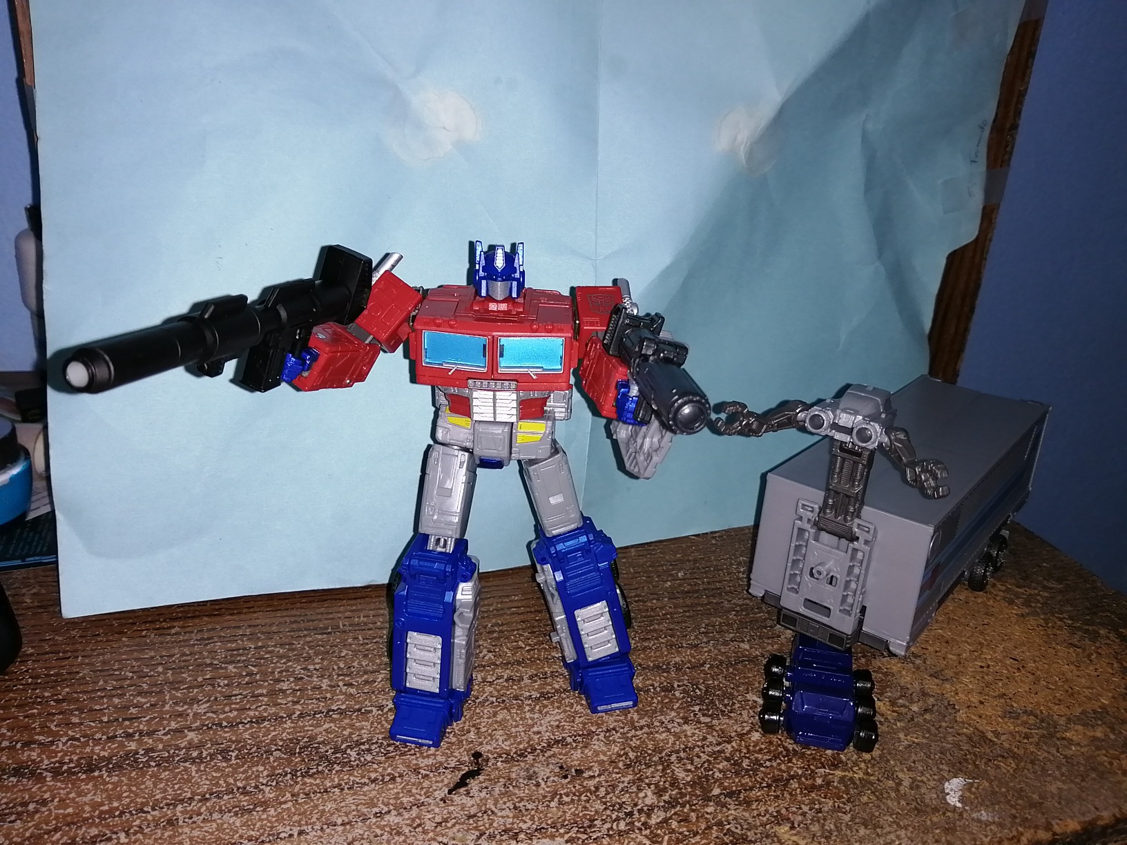 Transformers Kingdom Optimus Prime WFC-K11 Core action figure camion