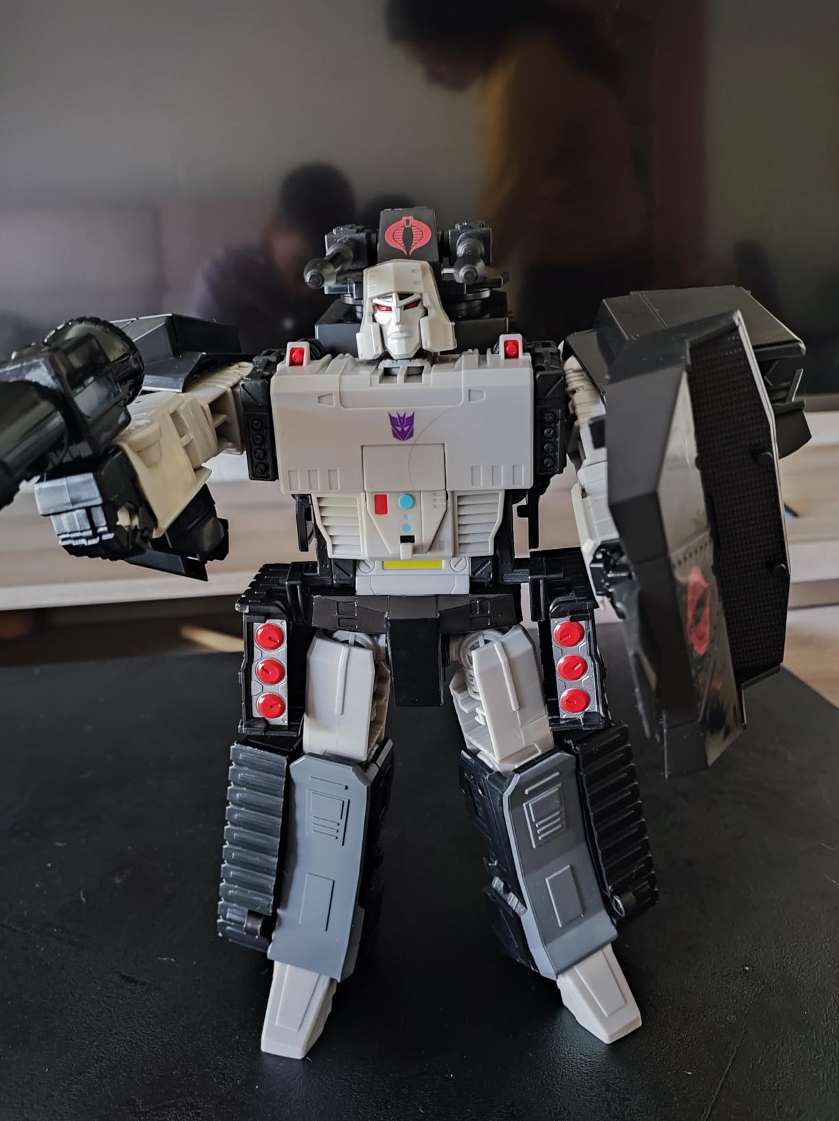 Transformers Generations Megatron H.I.S.S. Tank con Baronessa