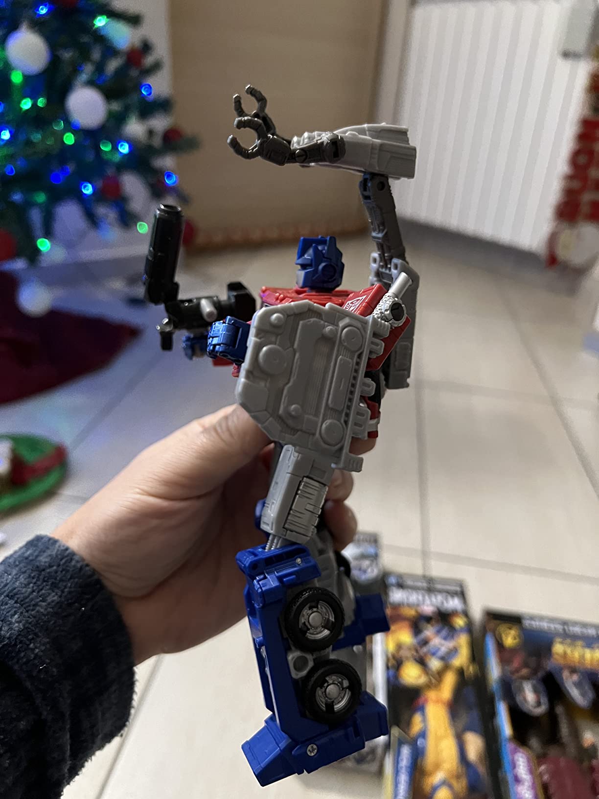 Transformers Kingdom Optimus Prime WFC-K11 Core action figure camion
